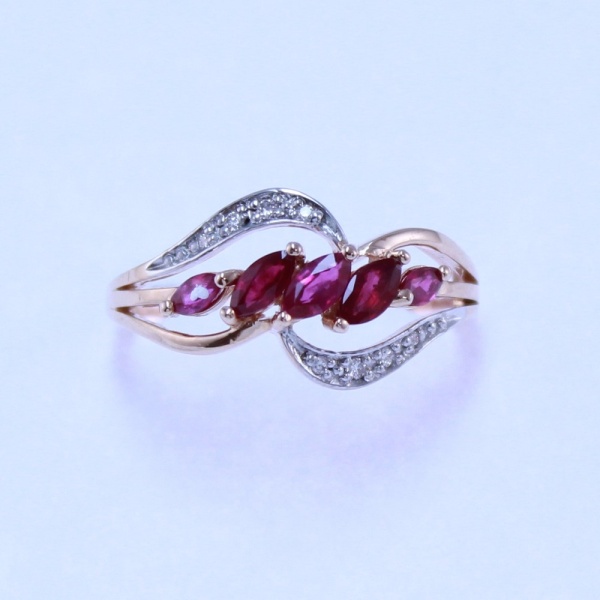 Кольцо из красного золота с рубинами и бриллиантами